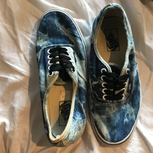 VANS storlek 40 - Halvt unika Vans i storlek 40 (25,5cm). Välanvända men tvättade så gott det går utan maskin. Blekt jeans-tyg-mönster-whatever. Inköpta på Vans-butiken i gbg. Se bilder för skick. 180kr inkl frakt. Jag ansvarar inte för postens slarv.