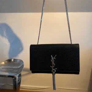 Fake Yves Saint Laurent - Aldrig använd fått i present från släkting, inte min stil så av den anledningen säljes den. Men extremt fint skick för att vara fake