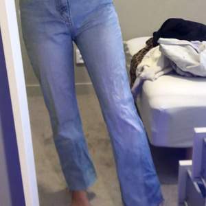 voyager jeans från weekday storlek 27, har klippt av dem själv också. köpta för 500kr, super fina knappt använda. köparen står för frakt