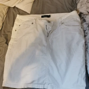 Vit jeans kjol - Aldrig använd för liten storlek 