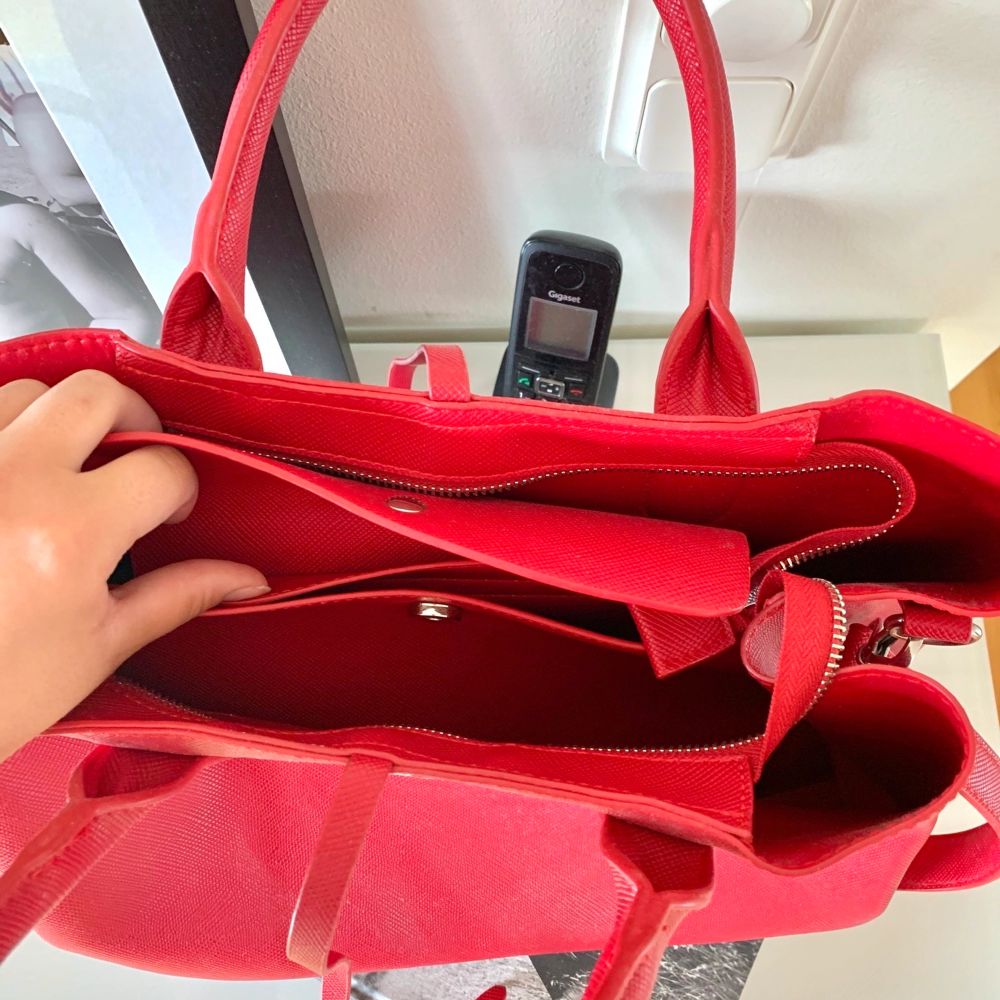 Säljer denna sjukt snygga röda handväska då den tyvärr inte blivit använd på ett tag. Den är köpt på accent för två år sedan och använd högst 10 gånger i nyskick!  Fler bilder kan skickas på förfrågan. (Köparen står för frakt). Väskor.
