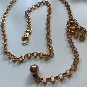 Guld kedja  - Jätte snygg guld kedja som man kan använda som ett ”skärp”. Köpt på ginatricot. Knappt använd och är i väldigt fint skick eftersom jag använder mig mer av silver. Köpare står för frakt men kan även mötas upp i Göteborg. 