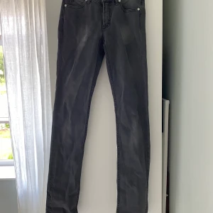 Acne jeans modell hex 24/32 - Använda endast en gång, derför väldigt bra skick. Säljer pga att dem är för små för mig 😞