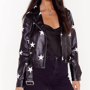 Skinnjacka med stjärnor - Aldrig använd! BUDA! (Köpare står för frakt)