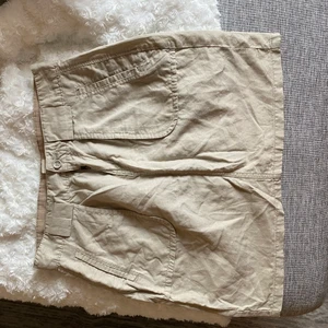 Beige kjol med fickor  - Frakt: 44kr hör av dig om du är intresserad 💖💖