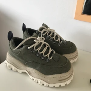 Eytys Angel Canvas Olive 36 - Säljer dessa underbara Eytys på grund av fel storlek. Endast prövade en gång. Storlek: 36. Nypris: 2400 kr. Frakt ingår i priset.
