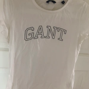 Gant Tshirt  - Använd fåtal ggr men som ny, nypris 400kr men säljer för 150kr plus 44kr frakt