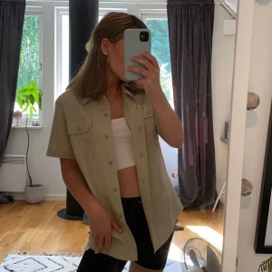 Beige skjorta - Perfekta sommarskjortan med safari vibes🐅 köpt oanvänd på second hand! Frakten kostar 36kr🤍