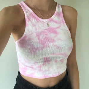 Tie dye färgat linne 2.. - Ett supersnyggt tie-dye färgat linne i en croppad modell. Har aldrig använt så det är nyskick. Frakt tillkommer på 22kr. Eftersom dessa linnen är väldigt populära och många vill köpa är det viktigt att man kan swisha direkt! :) 