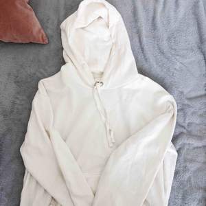 Vit hoodie från H&M , säljer för att jag har en likadan. Hyfsat bra skick. 