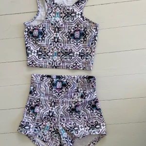 Jättefint träningsset🦋 - Säljer ett jättefint träningsset🦋 Strl: 34/36 Öppet i ryggen som en extra fin detalj! Nypris: 600 kr!