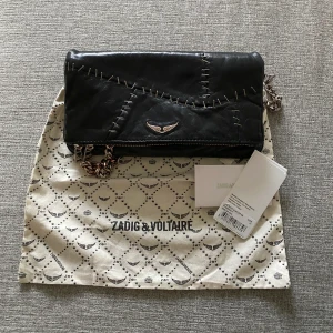 ZADIG & VOLTAIRE - Limited edition zadig rock staples bag. Den här finns ej att köpa längre. Dustbag och kvitto följer med samt det långa bandet. Det korta/långa bandet har fått rostig färg på sig, dock inget man tänker på, därav priset. Nypris: 3980 kr 💘 BUD FRÅN: 1000 kr
