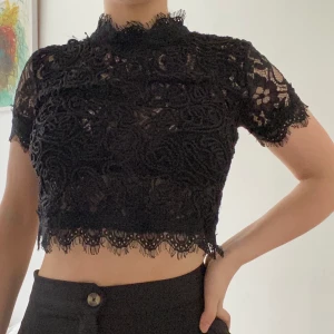 Zara topp - Spelstopp från Zara. Dragkedja baktill. 💖  Allt är tvättat efter jag har fotat plaggen på mig. Jag möts upp i Stockholm vid köp på 2 eller fler plagg, annars kan jag frakta för 42kr via postnord. Ej spårbar.😊