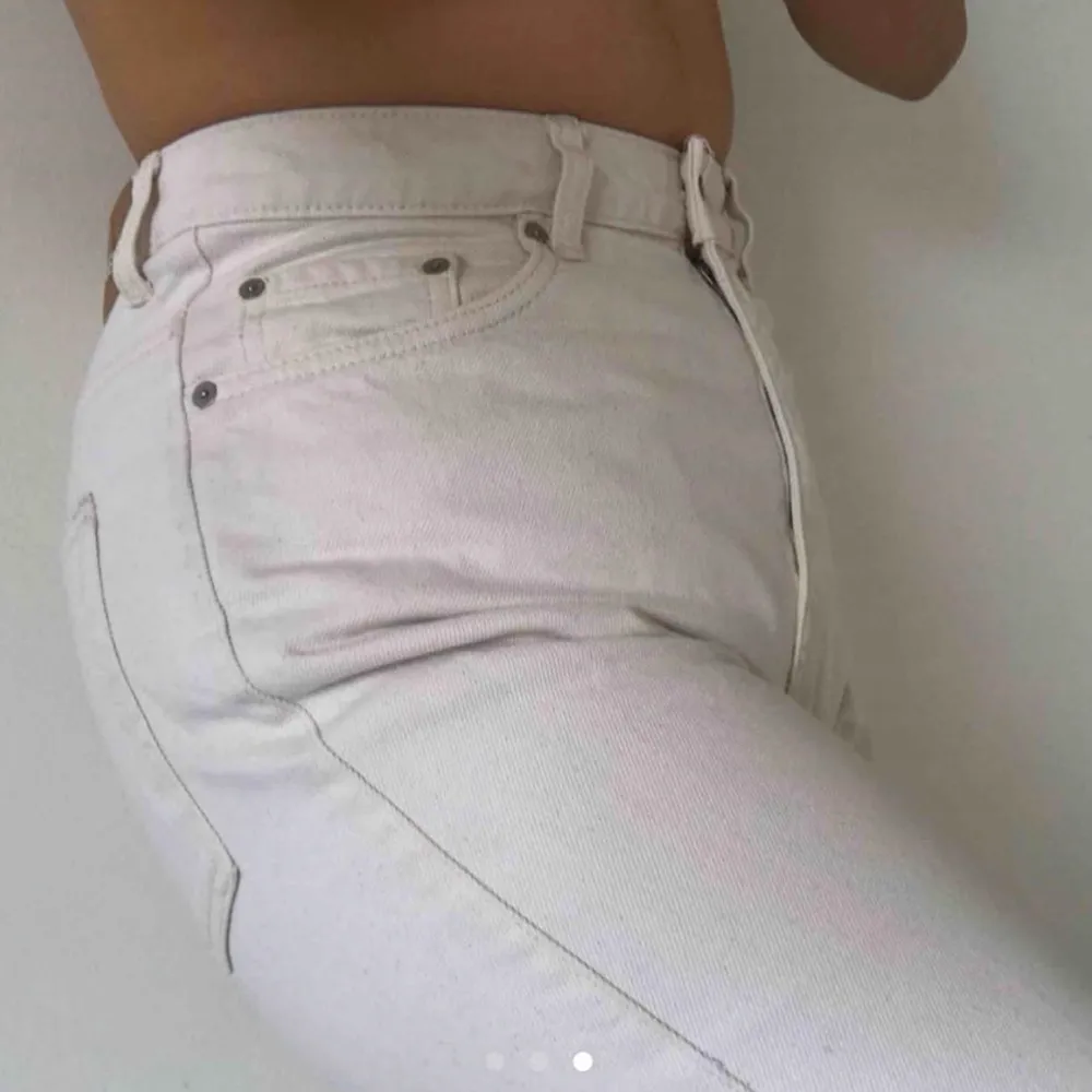 Beige/vita jeans från Weekday som jag endast har använt typ 7 gånger. Har klippt benen. Frakt ingår ej 🧚‍♀️. Jeans & Byxor.