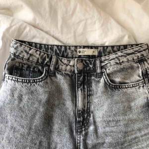 Gråa mom jeans från Gina Tricot🖤🖤Säljer pga att jag inte använder dom. Säljer för billigt pris!! 👇🏻 Köparen betalar frakt 