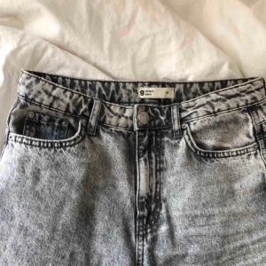 Grey mom jeans ⚡️ - Gråa mom jeans från Gina Tricot🖤🖤Säljer pga att jag inte använder dom. Säljer för billigt pris!! 👇🏻 Köparen betalar frakt 