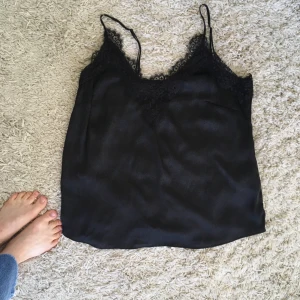 Hm linne strl 46 - Hm linne i strl 46 med spets. Oanvänt!