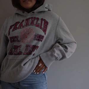 Najs vintage grå hoodie med oversized fit. Kika in på vår Instagram för att köpa och fynda mer! @rocketresell_se