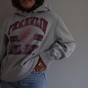 Hoodie - Najs vintage grå hoodie med oversized fit. Kika in på vår Instagram för att köpa och fynda mer! @rocketresell_se
