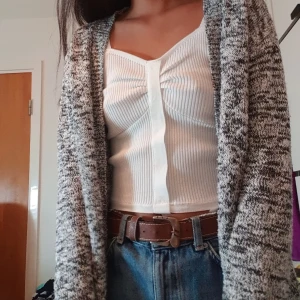 Gulligt linne - Säljer ett gulligt, ribbat linne köpt i butik i Seoul. Har aldrig kommit till användning så i fint skick! Står ej för frakt 