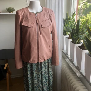 Rosa skinnjacka - Jättefin rosa skinnjacka i storlek 40. Passar en 36-40. Använd endast en gång. Märket är Madame A Paris och är inköpt på La Redoute. 