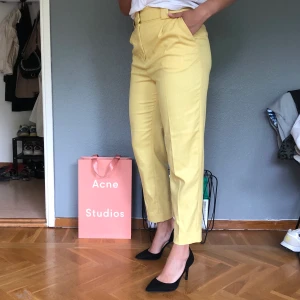 Gula kostymbyxor  - Helt nya med prislappen på, enbart testat de! 