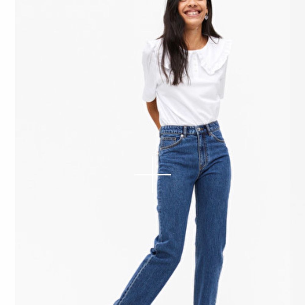 mörkblåa straight leg jeans från monki i modellen ikmo! använda fåtal gånger så i väldigt fint skick 🌿 storlek 28. Jeans & Byxor.