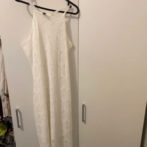 Klänning - Jättevacker sommarklänning. Endast 1 gång använd. Passar både till vardags och fest! 