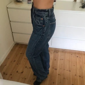 Zara jeans - Skitsnygga jeans från zara i storlek 34 men skulle säga att passformen är större. Jag är 168 om ni vill jämföra med längden på byxorna.