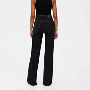 Pull&bear jeans - Jättesnygga slutsålda pull&bear jeans med slits, råkade beställa två par och kunde inte lämna tillbaka så säljer här. Helt oanvända med prislapp kvar. 