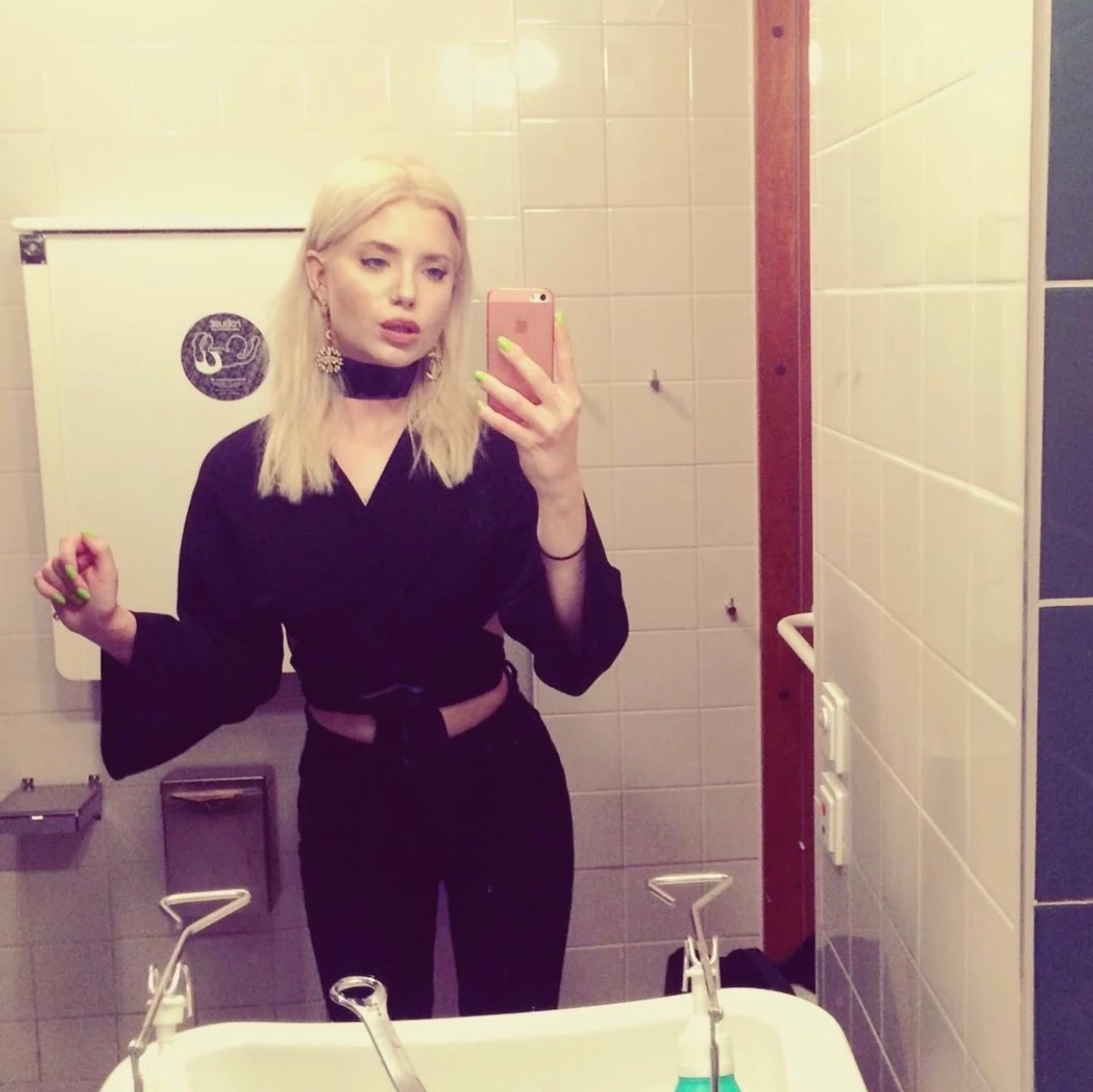 Svart omlott wrap topp knyt trumpetärm 