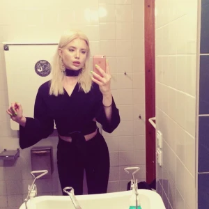 Svart omlott wrap topp knyt trumpetärm  - Svart omlottblus med fina trumpetärmar, handsydd. Storlek XS. Frakt: 44kr