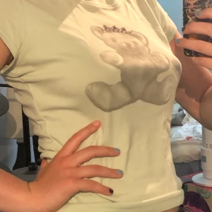 Pastell grön tröja med tryck - Pastell grön tröja i 100% bomull, storlek L men är insydd så passar M sista bilden är baksidan på tröjan uppe vid kragen