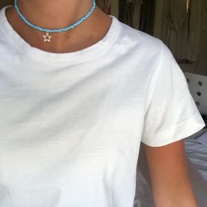 HALSBAND - För DIG som gillar något simpelt finns detta blåa halsband med en stjärna på nu till salu💙⭐️ 59kr (inkl frakt)-andra halsbandet på bilden finns också till salu!