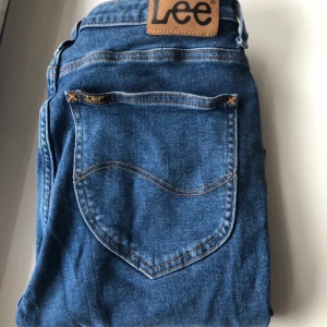 LEE jeans  - Storlek: W30, L31 (ca. S-M). Nyskick, använda ca. 3 ggr. Kan mötas i Stockholm! Alternativt pris + frakt.