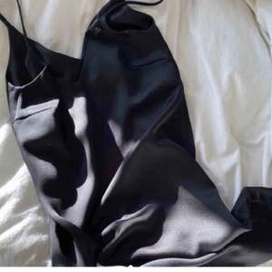 Säljer nu denna fina silkesklänningen, justerbar,  kommer ej till användning, frakt är inkluderat✨