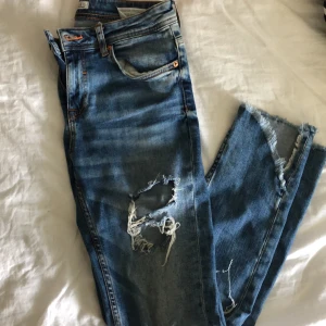 Jeans i storlek 38 - Jeans från zara i stolen 38, med slitningar ❤️