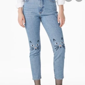 Kattjeans - Söta jeans med katter på knäna från monki! Knappt använd! Hög midja! Köparen står för frakten!