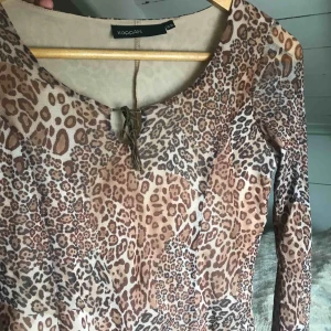  - Fint skick  Storlek 34/36 Tunt skönt tyg. Frakt tillkommer Djur finns i hemmet