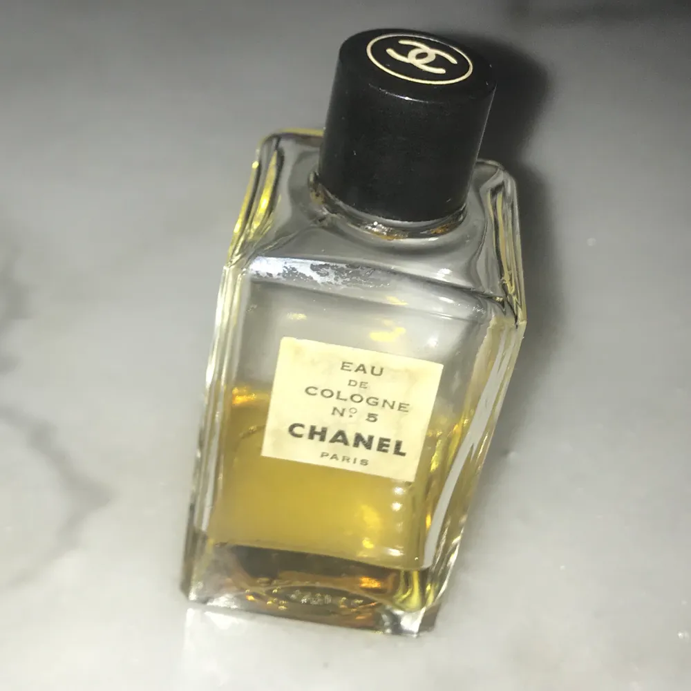 Äkta vintage Chanelflaska☺️💕 finns lite parfym kvar☺️💕. Accessoarer.
