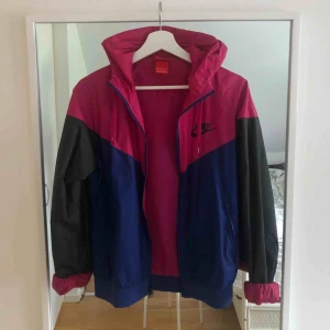 - Nike windbreaker i strl. M, men liten i storleken så skulle säga S eller mindre. 