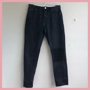 Kimomo jeans - Kimomo jeans från monki. Lite slitna. Väldigt små i storleken, skulle uppskatta till en liten 36:a. 