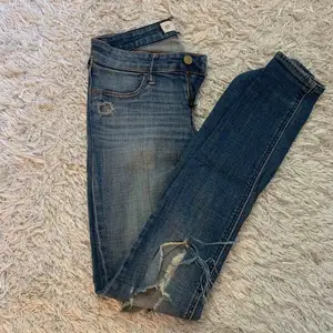 Snygga mjuka tighta jeans från Abercrombie & Fitch med hål på en knät! 
