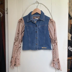 70s denim jacka - Handgjord 70-tals jacka från Australien ✌🏼🦋  Helt otroligt vacker och unik, men passar inte min nuvarande stil. I mycket bra skick ✨ Klänningen Finns också att köpa!