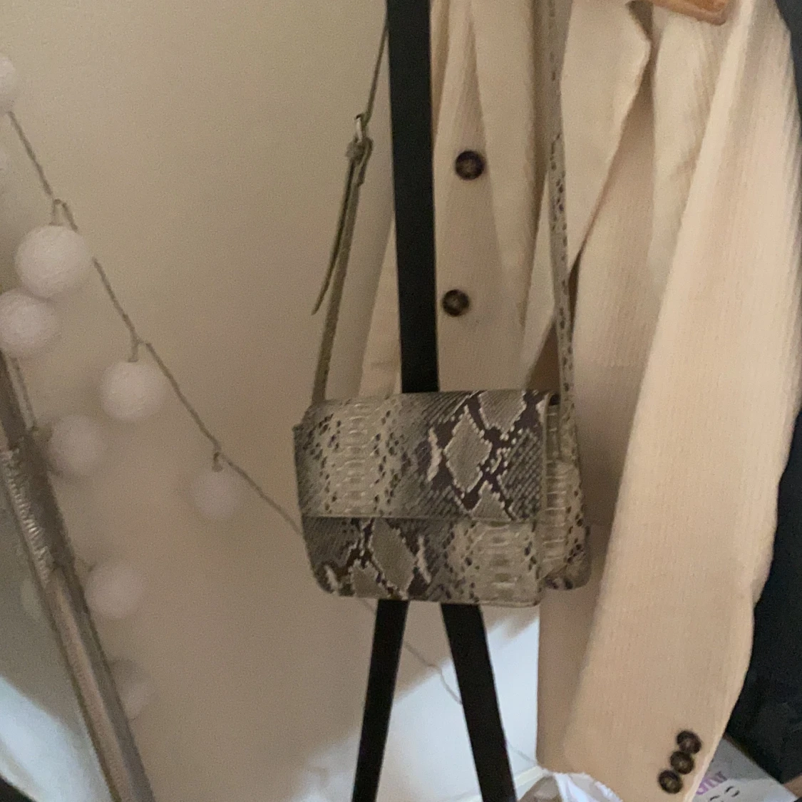 Väska i ormskinnsmaterial från only