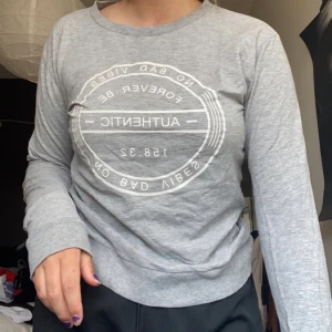 Grå collage tröja från hm - jättefin tröja från hm. Använd för ett längre tag sedan och har inga slitningar alls🥰🥰