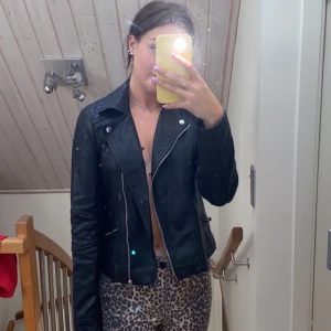 Skinnjacka vero Moda storlek 36 - skinnjacka från vero Moda i storlek 36, passar även 34. Säljer då jag inte får användning för den 