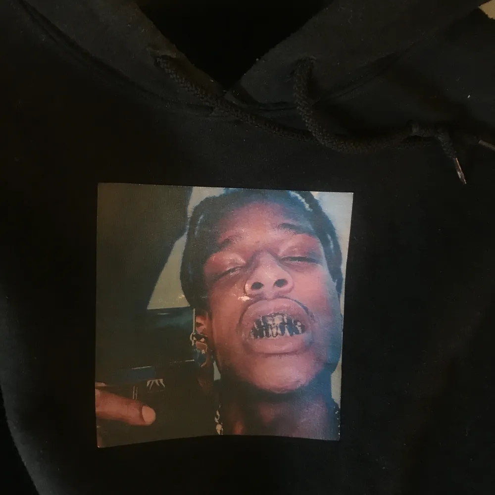 A$AP Rocky hoodie i bra skick som sitter jättefint på! Frakten kommer ligga på 75 kr 💫. Hoodies.
