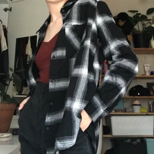 Skjorta från H&M  - En svart, vit skjorta från H&M💕 pris+frakt