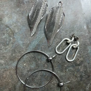 Örhängen från Weekday + London - 1. Vackra örhängen som segel, Weekday, 70 kr 🍓                   2. Stora ringar med silverplupp, Weekday, 50 kr 🍓                 3. Silverörhängen från London, Marknad, 80 kr 